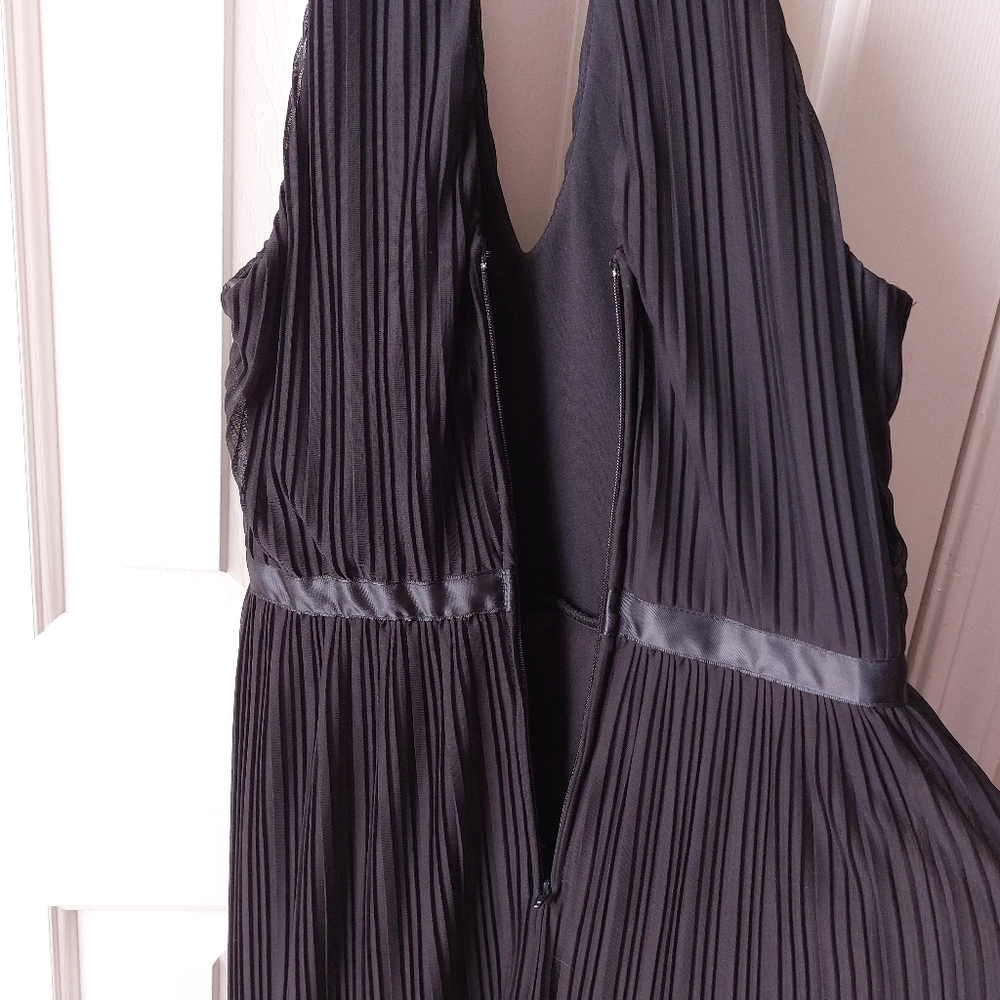 City Triangles - High Neck Keyhole Accordion Pleat Belted Formal Dress - Picture 7 of 13